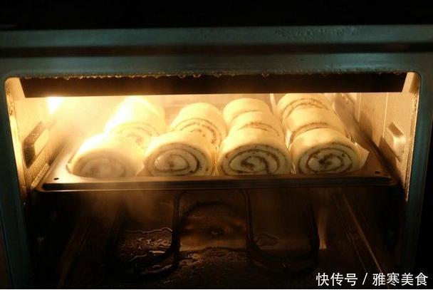  来点“特别”的花卷当早餐，皮上撒芝麻，放花生，满口留香