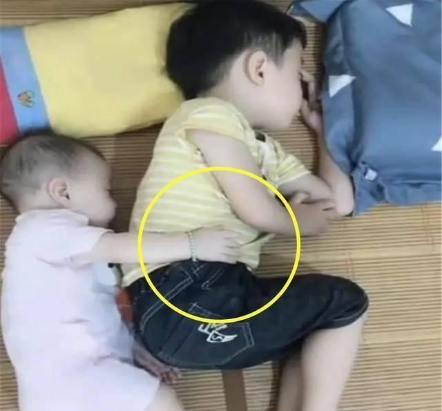 心理准备|俩萌娃睡觉,妈妈掀开被子瞬间被感动,网友国家欠我一个妹妹