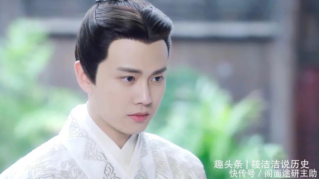 男主角 冷月的祖父是前节度使,家世好,她的衣着就相对性高端有层次感