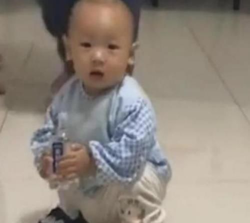 抓周|一岁宝宝抓周,爷爷无意放下一个“东西”,全家人的笑容逐渐消失