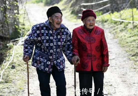 老化|年龄越大,膝盖老化严重,与其大把吃钙片,不如多吃3种食物