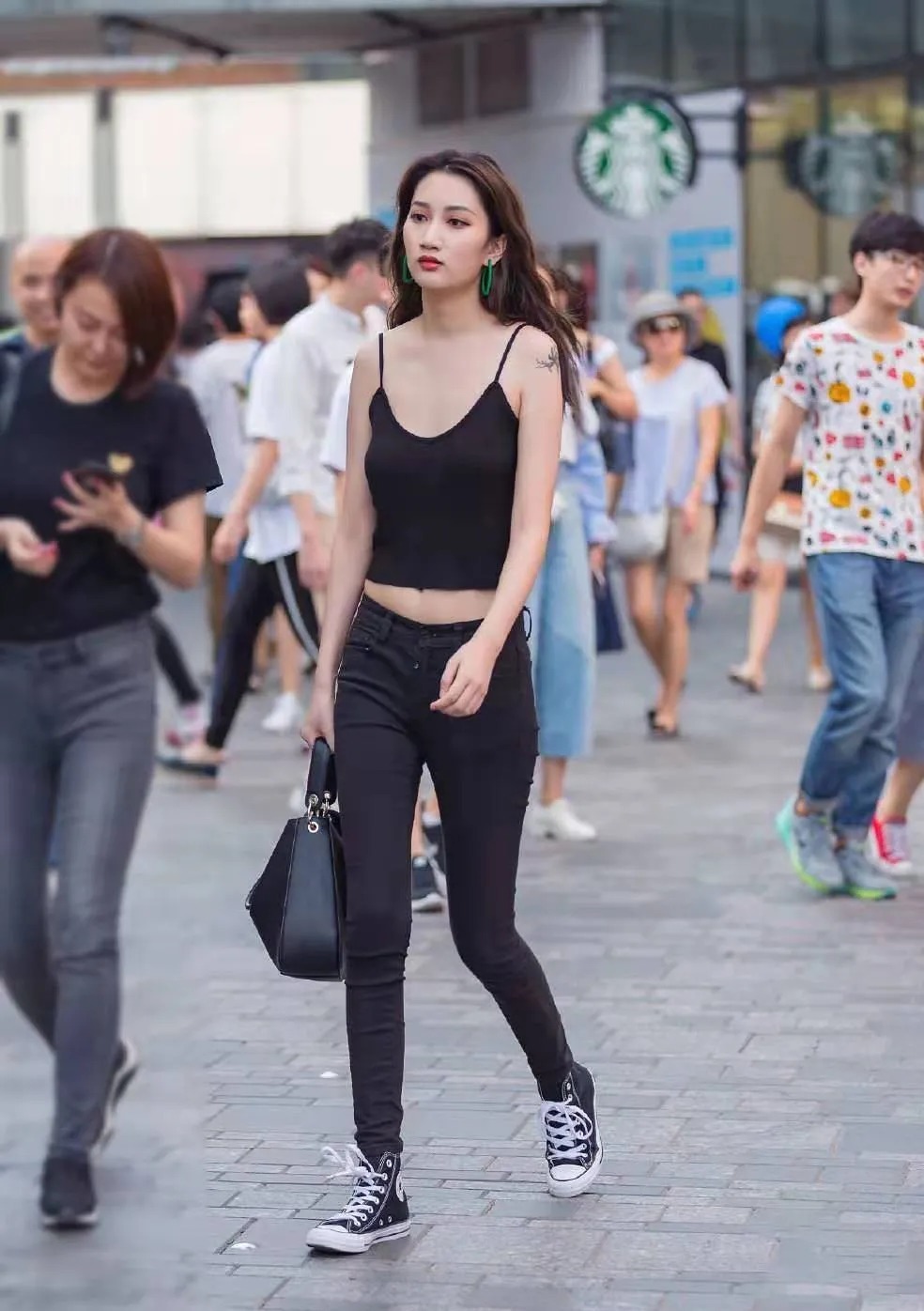 出街这样穿最亮眼,吊带背心+高腰小脚裤,简单随性又显青春活力