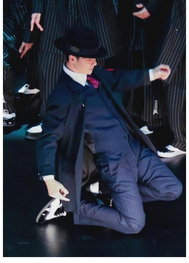 王一博氛围感大片,背影满满故事感,绅士风格出圈