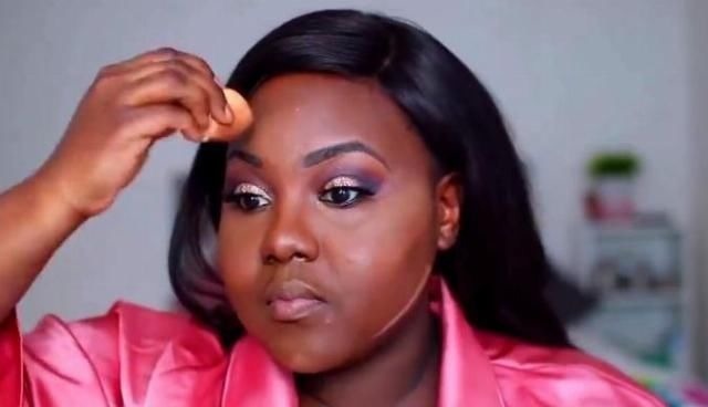 涂抹 化妆师给非洲新娘化妆,粉底都涂了三四层网友村姑变女神