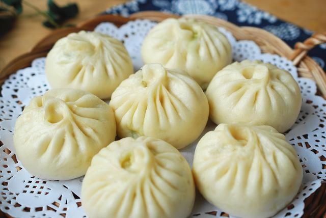 用白菜做馅儿，放盐杀就错了！跟我这样做，不用挤水不出汤，鲜美