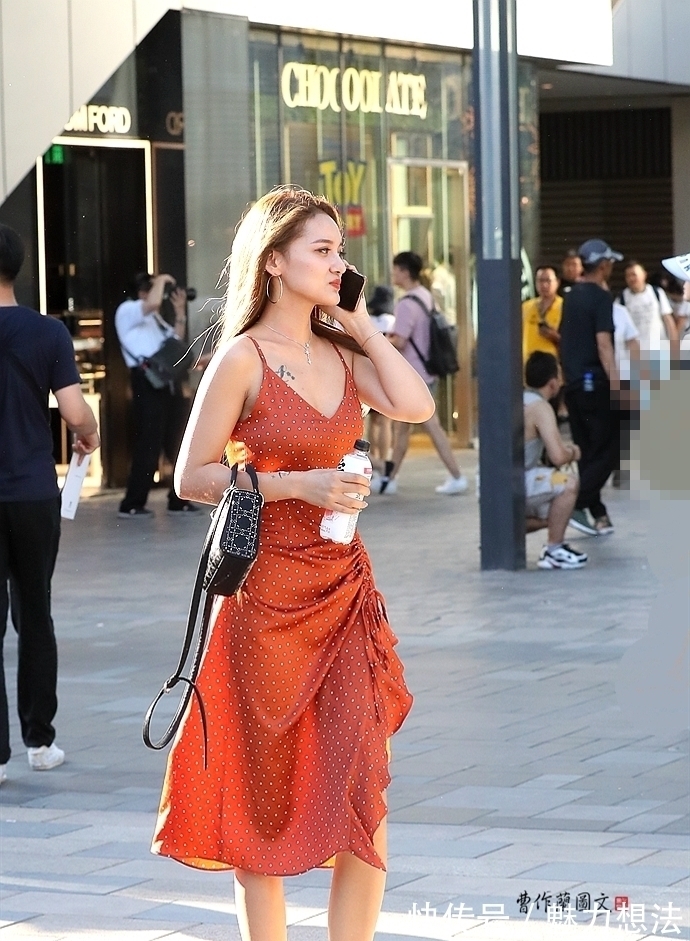 时尚姑娘 选好一款得体的连衣裙,就能锁定大局,时尚姑娘的搭配并不很难