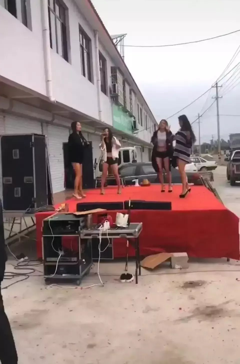 一商鋪開業，老板邀請歌舞表演團隊活躍氣氛，場面一度尷尬