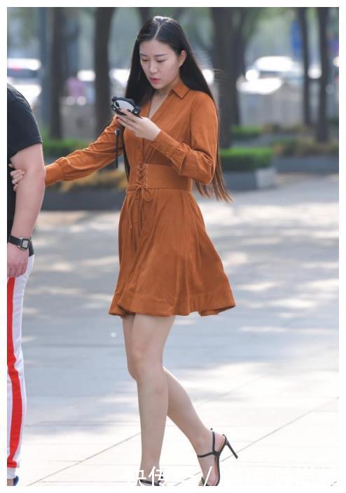 美女|街拍:丝绒连衣裙美女, 搭配高跟凉鞋, 时髦又显高挑身材