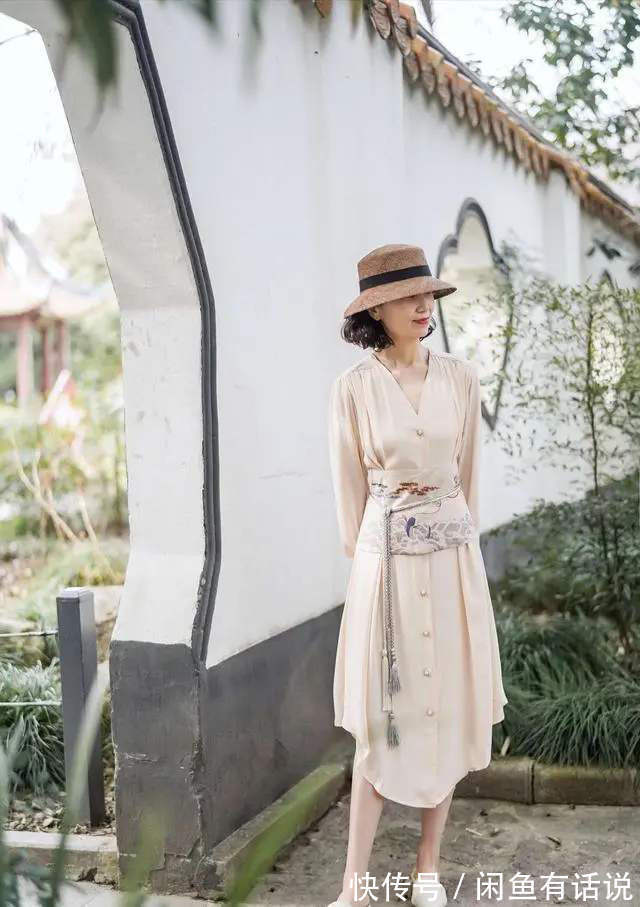 腰线|武汉60岁阿姨穿衣真讲究，连衣裙+草帽尽显法式优雅，减龄又气质