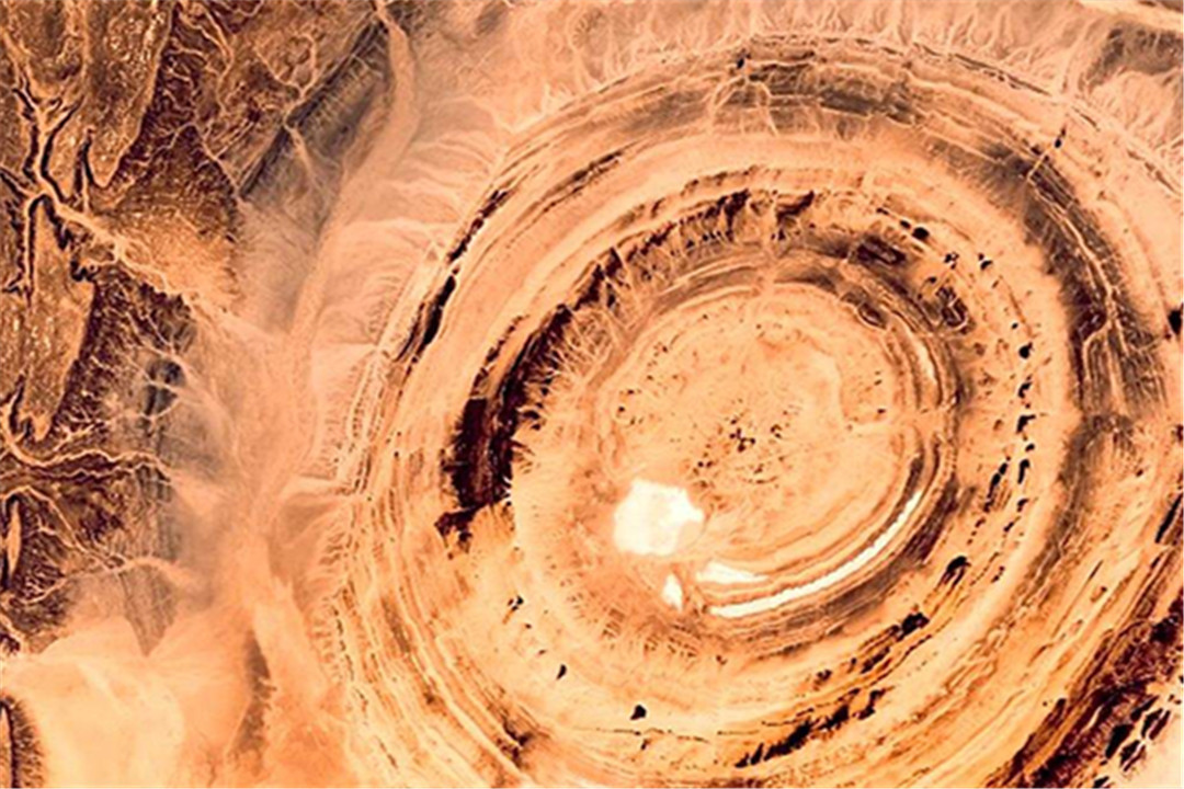 一只凝视宇宙的“巨眼”，直径达48公里，是怎样形成的