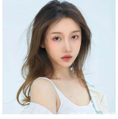 《跑男》新晋卑微女嘉宾，被叫错名字也不敢话多，全程坐角落赔笑