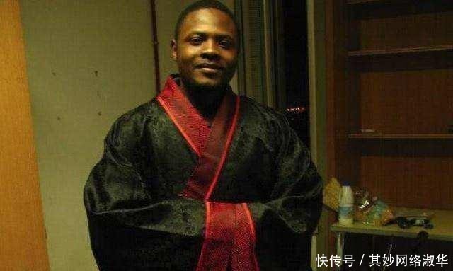 白人小姐姐|当外国人迷上中国人的汉服,白人的能接受,黑人:我们不一样!