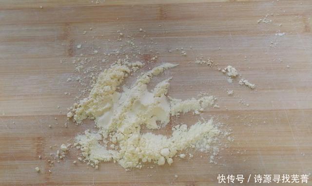 浓郁|手把手教你做腊肠披萨,浓郁的芝士味道,一口树莓