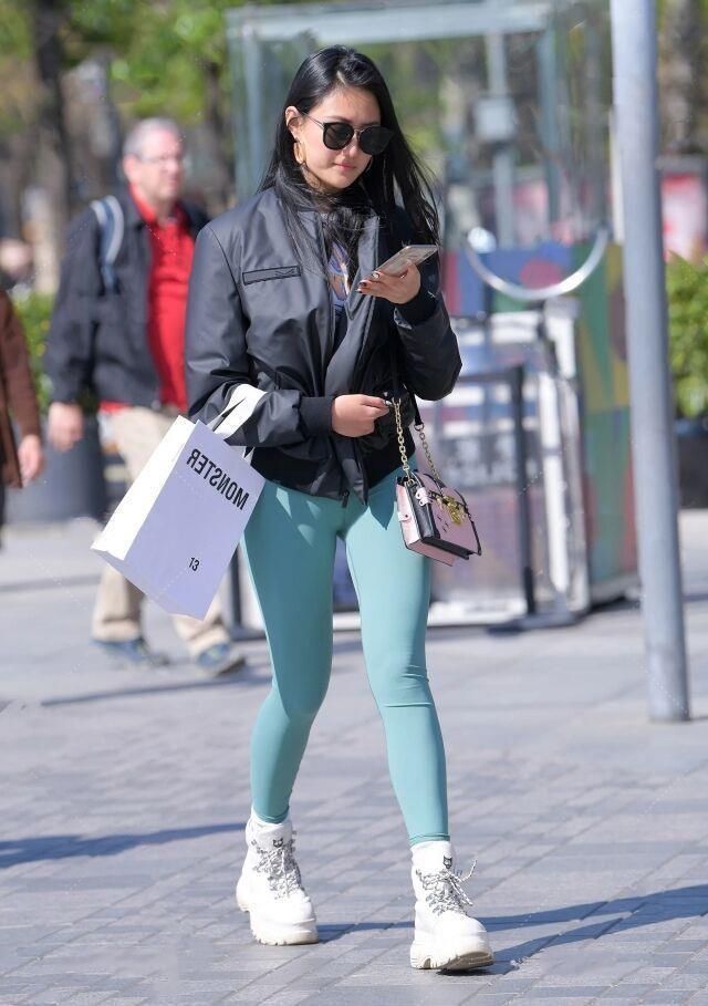 女孩|谁还穿打底裤如今都开始流行“健美裤”,年轻女孩玩嗨了