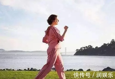 两手臂|走路时这么做,越走越健康,越走越轻松!