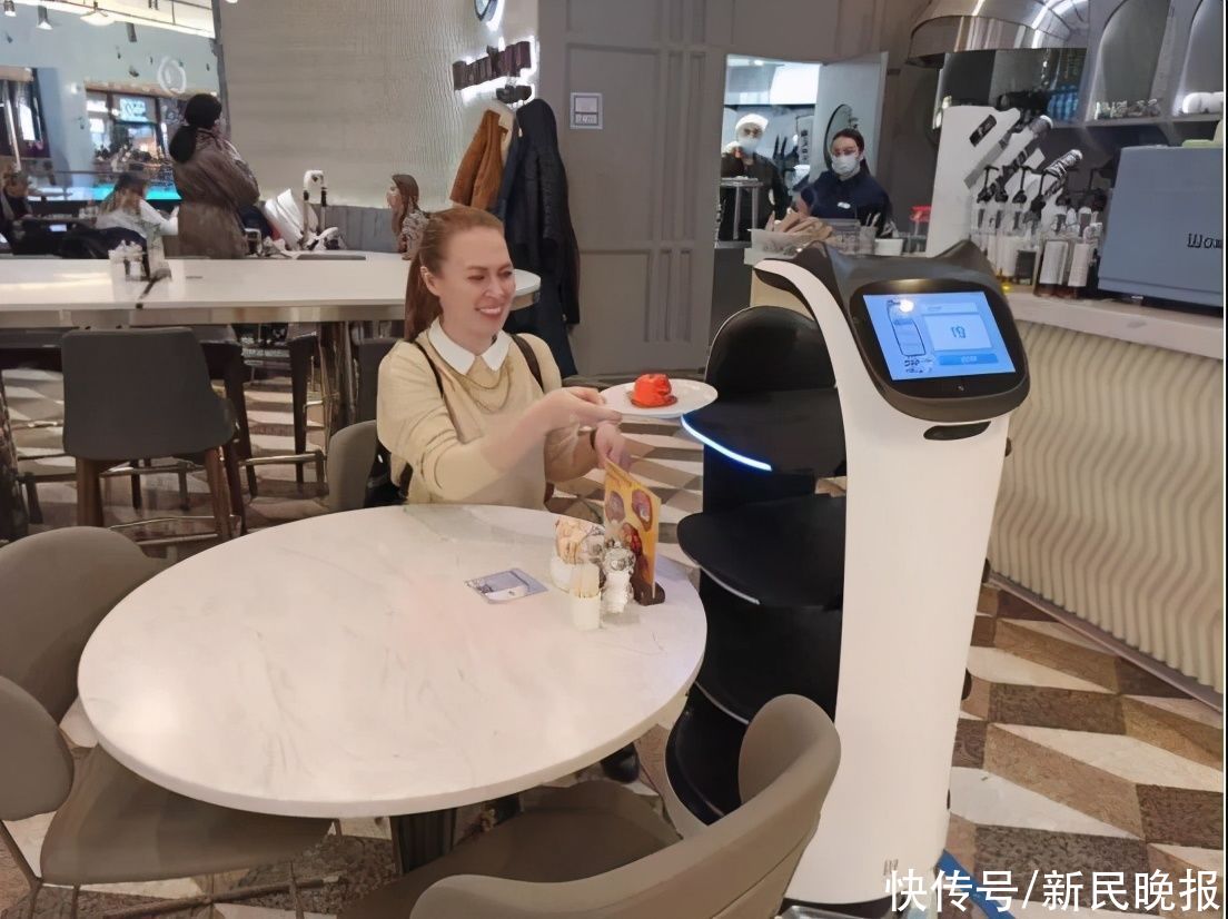 机器人|上菜！中国餐饮机器人在莫斯科餐厅&quot;欢乐送&quot;