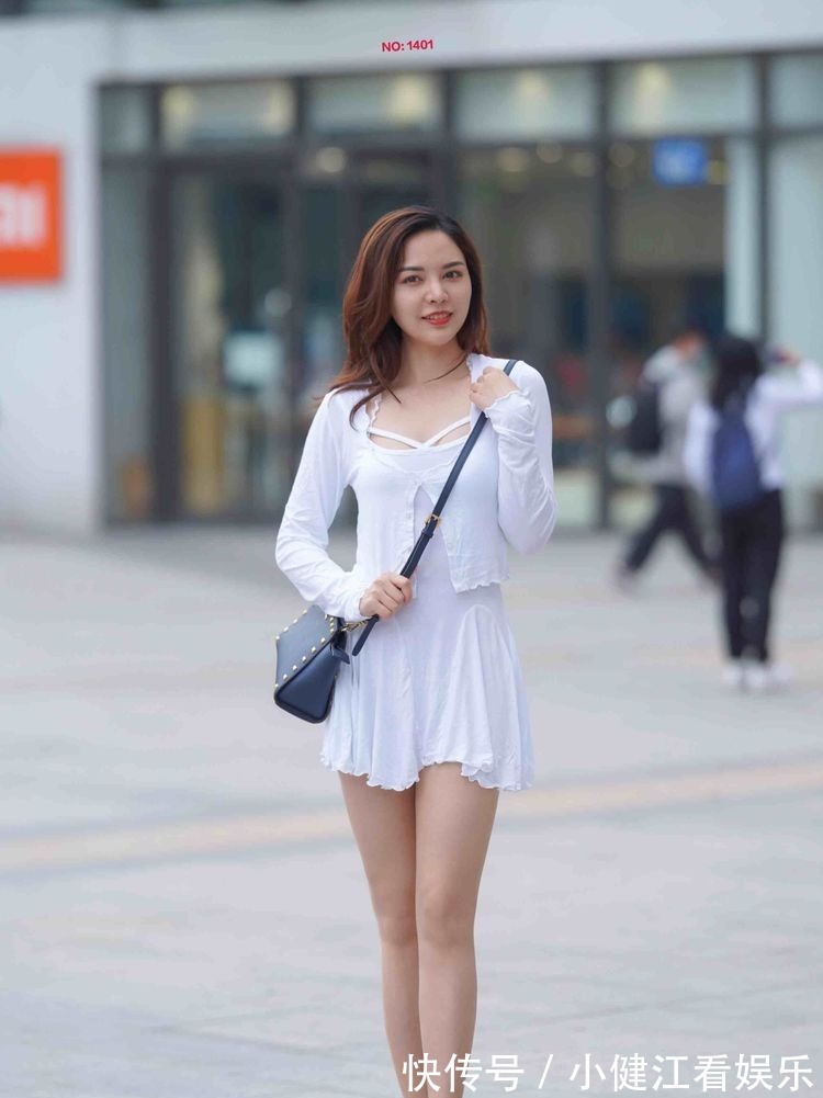 搭配|凹凸紧致的连衣裙美女，装扮才能显得优雅精致，懒散随意