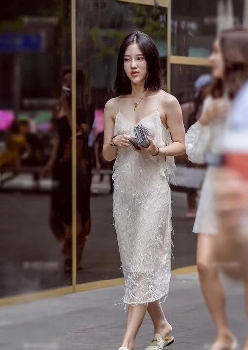 白色|街拍小姐姐身穿一款白色的吊带裙，美得让人心动