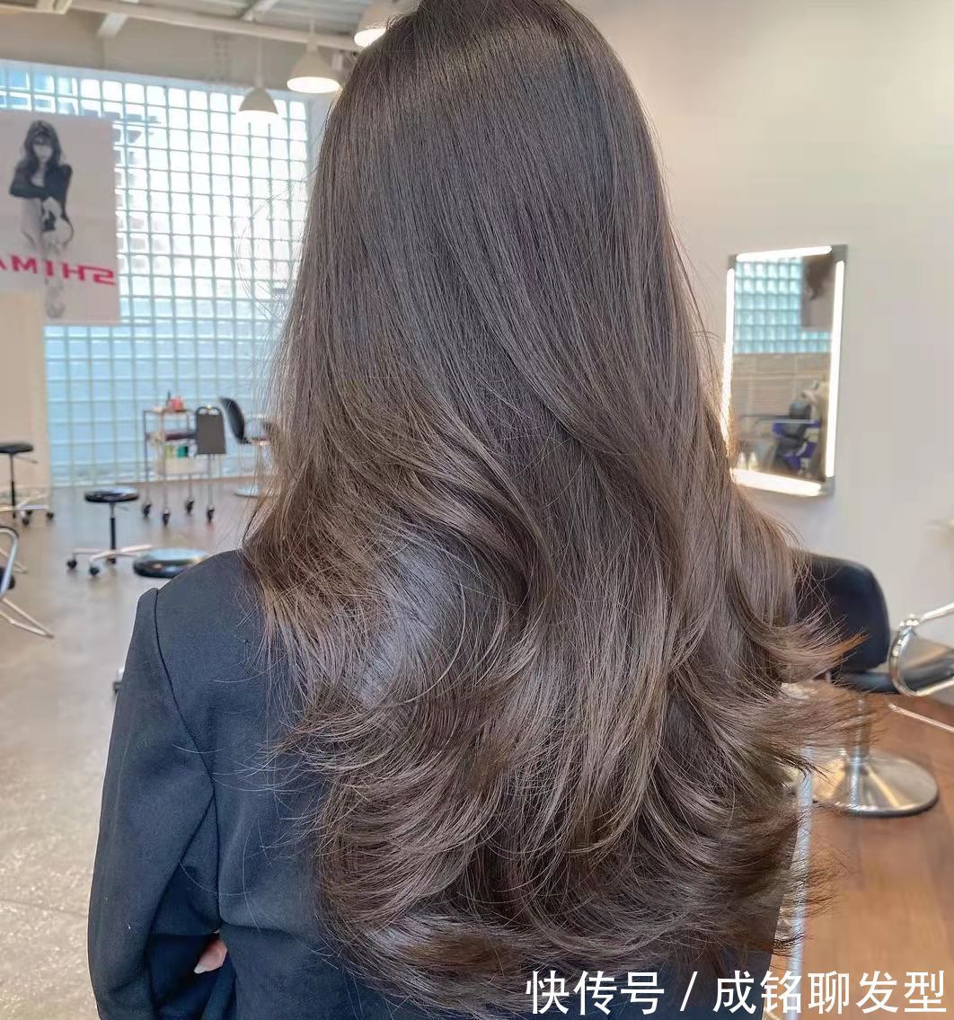 羊毛卷|入秋后很火的发型发色,显白瘦脸让你颜值爆表,时髦精们请收藏