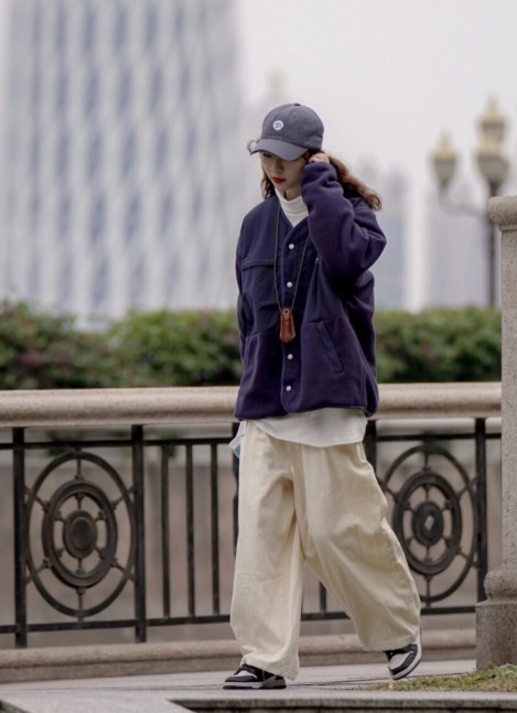 减龄|秋冬的“棒球服”怎么穿才帅气?建议搭配阔腿裤,舒适又减龄