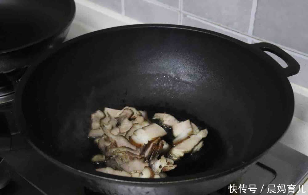 这肉厨师从不让家人吃，许多女性却一直把它当美食，早知道早收益