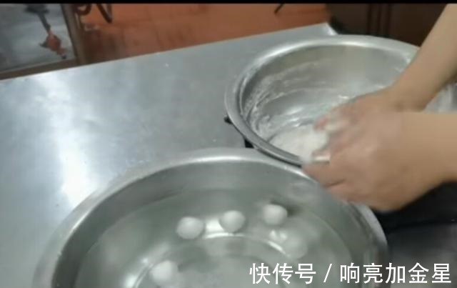 鱼丸|做鱼丸不要纠结凉水能否飘起，鱼肉馅黏稠才是最重要的！