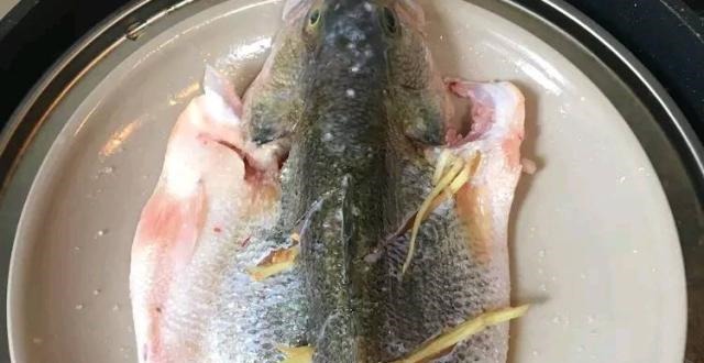 做清蒸鱼是先淋油还是先放酱油放错顺序，鱼腥味重营养还差