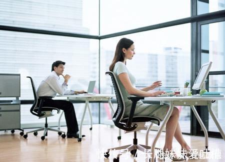 肝脏|“肝毒”太深,“脸上”有3种表现,排除肝毒,按一穴、吃三蔬