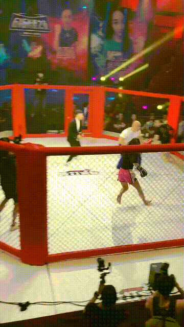 |搞笑GIF:现实和网络上的妹子差距好大,她根本就不合我的胃口