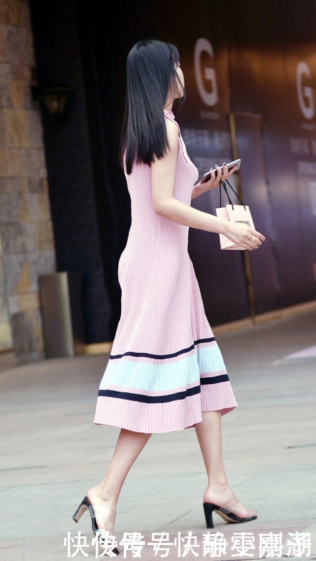 简约减龄的针织长裙,加上长直的发型,整体造型优雅休闲