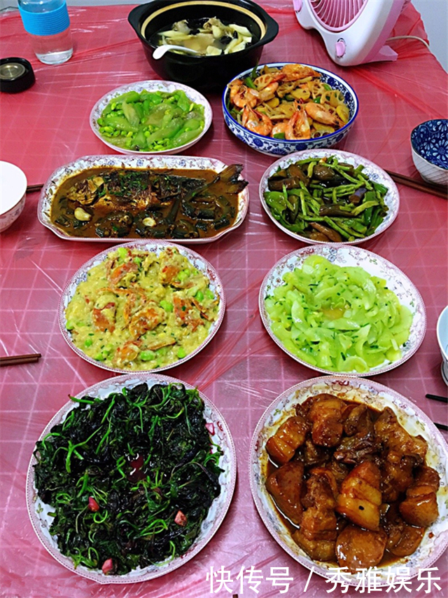 婆婆|同事来家里蹭饭，婆婆不忍我出丑，亲自下厨做一桌菜，简单美味！