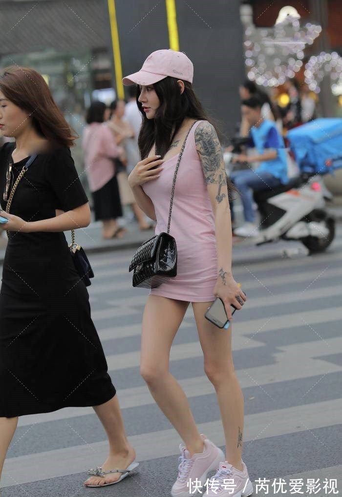 高跟鞋|紧致牛仔裤搭配高跟鞋,看起来更显身材苗条,凸出小姐姐的大长腿