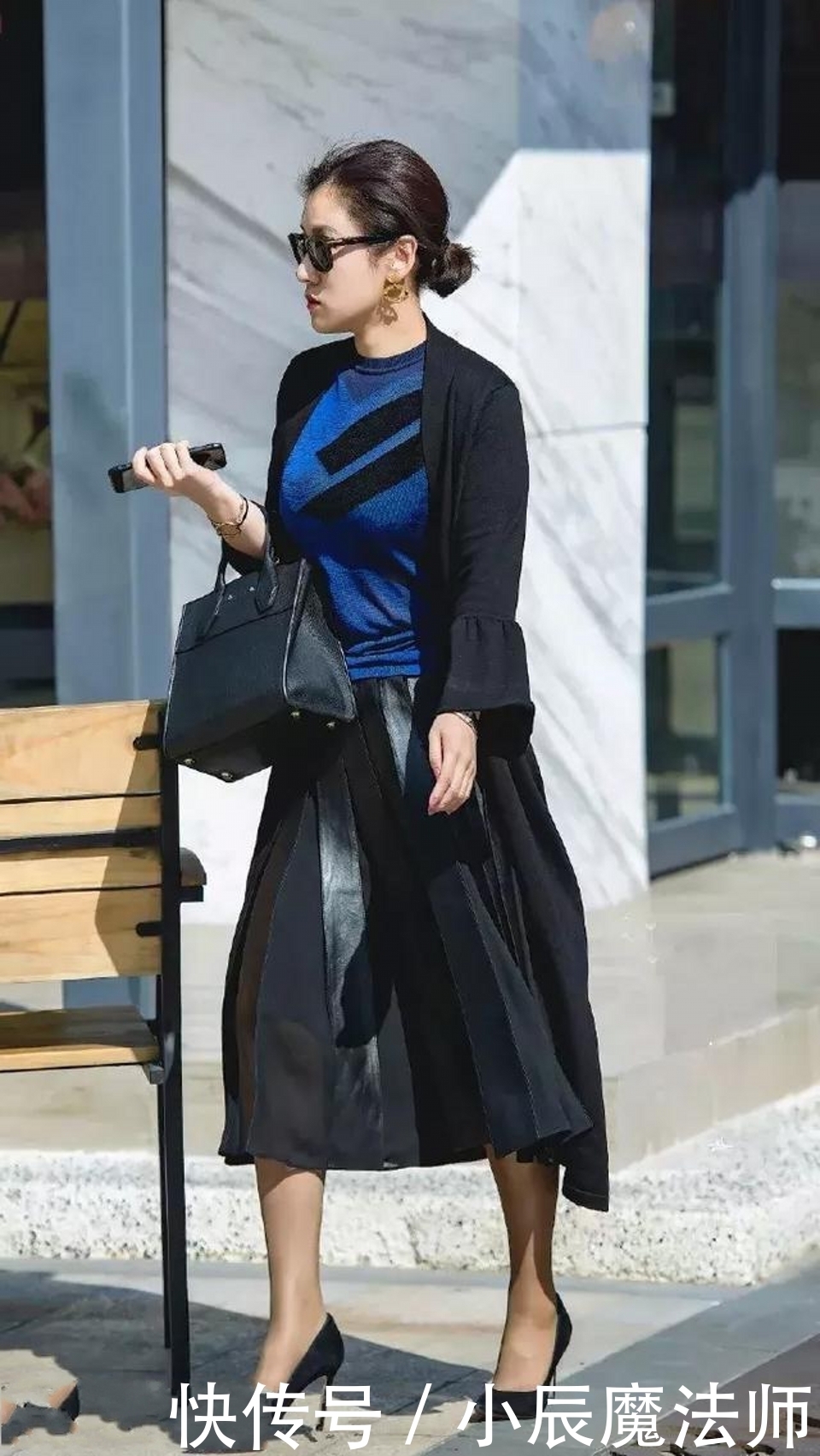 甜美|路人街拍,小姐姐长相甜美可人,显得更加的年轻