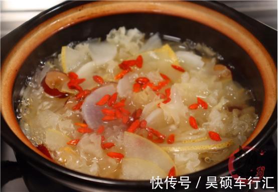 把白萝卜和梨放入滚烫的热水中,没想到这么厉害,这下长见识了