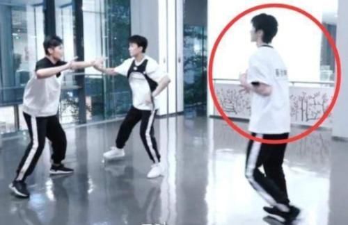 蔡徐坤 跑男团成员都撕了多少名牌蔡徐坤2个,baby6个,看到第一太强了