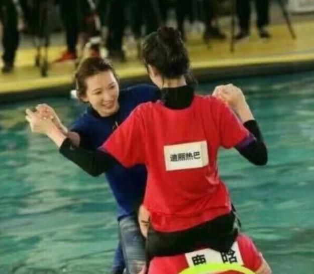 赵丽颖|“撕名牌”原来竟是这样拍的?把我们骗的好苦,难怪赵丽颖说有剧本