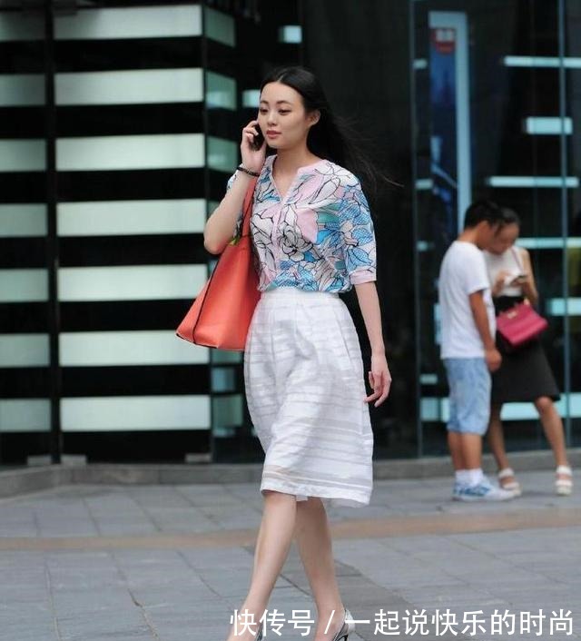 女神范 最舒服的搭配就是美，天蓝色衬衣搭配白色半身裙，简单大方又时髦！