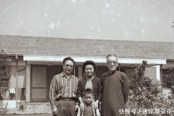 胡适和郭沫若互看不爽,因郁达夫引发骂战,和好后两人当众接吻!