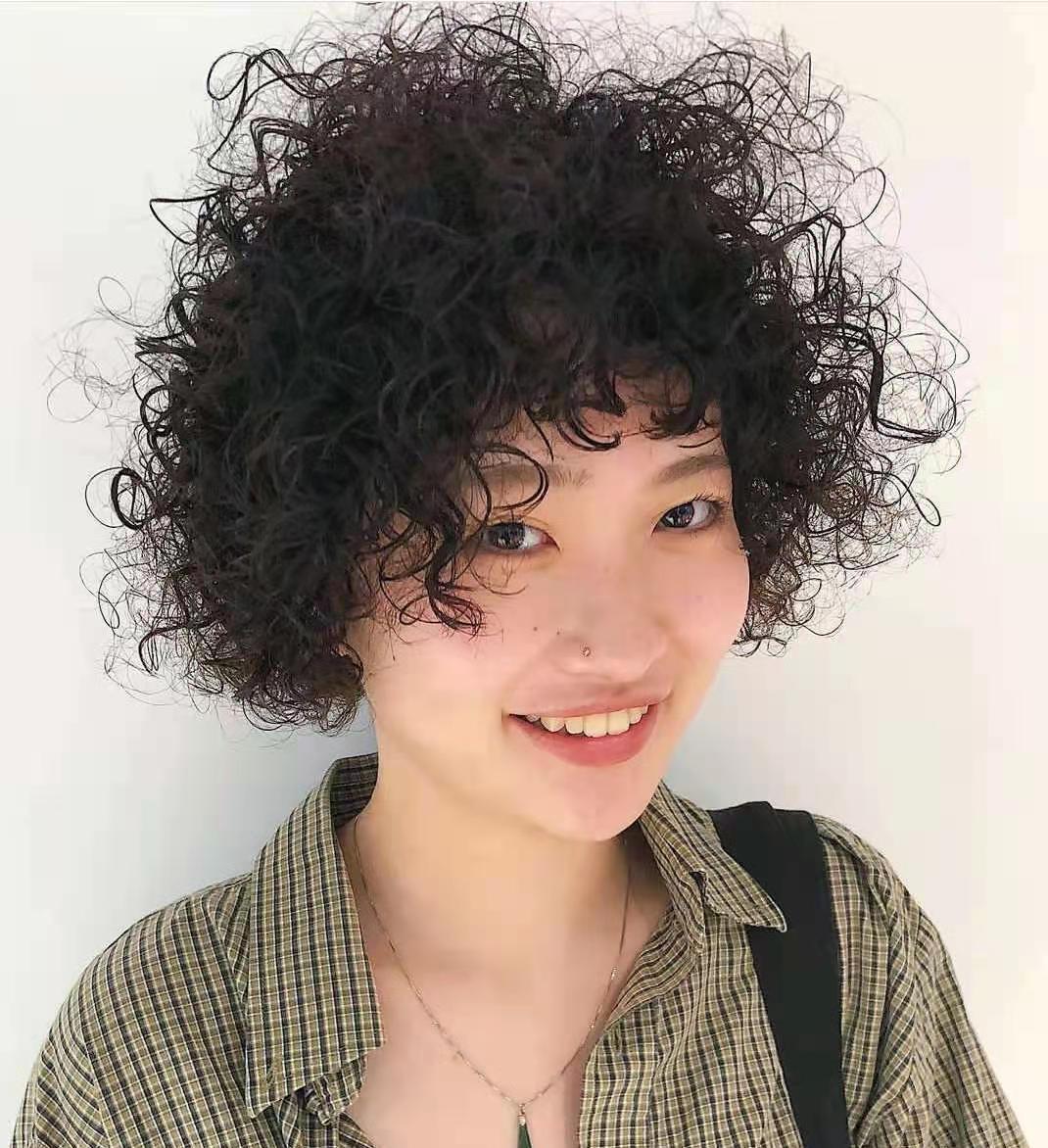 头发|羊毛卷已经不香了,“妈妈卷”悄然兴起,时髦的女生已经领先一步