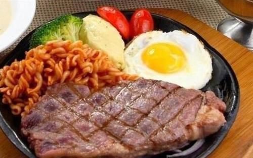 免费|吃牛排时,为何餐厅要免费赠送一份面包不知道别瞎吃,会闹笑话