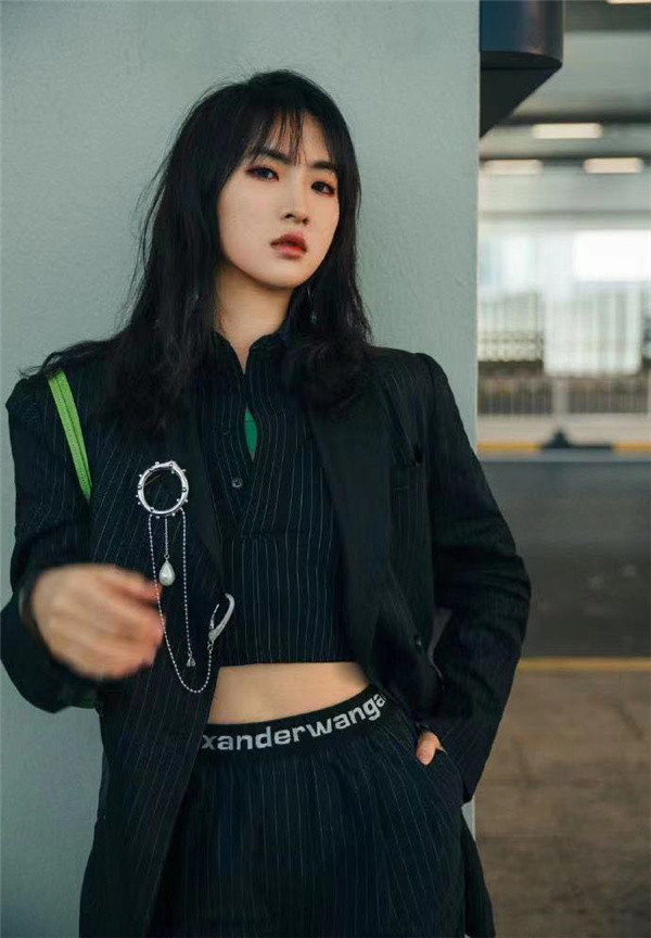 姚安娜在《中餐厅》“拈轻怕重”,其他成员喝茶,龚俊已忙活不停