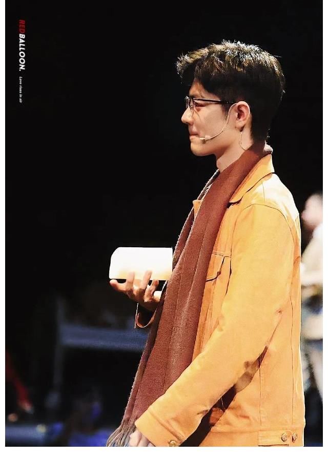 杭州|肖战杭州首场话剧落幕，现场热烈的欢呼是他优秀最好的认证！