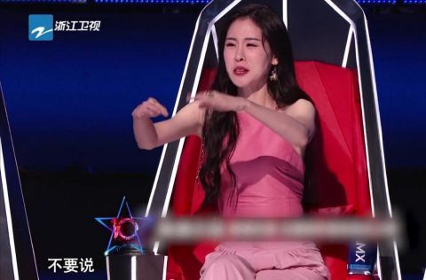 張露馨|李榮浩頂著被罵的風(fēng)險(xiǎn)教王靖雯投機(jī)取巧，結(jié)果對(duì)方不聽(tīng)話(huà)，太虧了