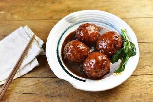 同样是肉丸,“狮子头”与“四喜丸子”为啥不一样,区别在哪里?