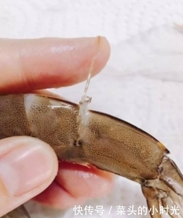 牙签|今天才知道去虾线这么简单，只需用一根吸管，太省事了！