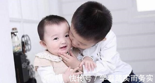 爸爸妈妈|哥哥写作业把妹妹当＂吉祥物＂，网友笑评：妹妹为这个家付出太多