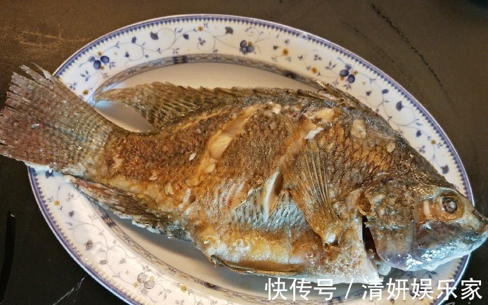 给鱼去腥,用料酒还是用醋都错了,只需一勺它,鲜嫩入味还不腥