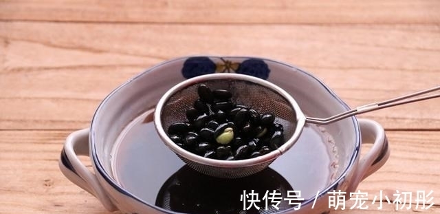 黑豆豆浆|50岁姑姑:坚持每天这样吃点黑豆,越吃越精神,简单一做好香啊