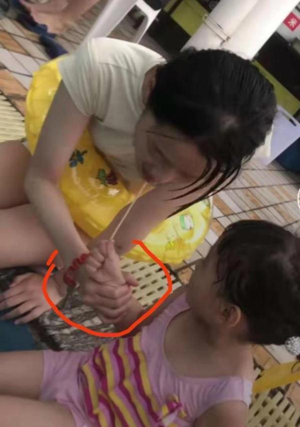 外甥女|让漂亮的小姨带娃是啥体验？原谅我不厚道的笑了，心疼宝宝