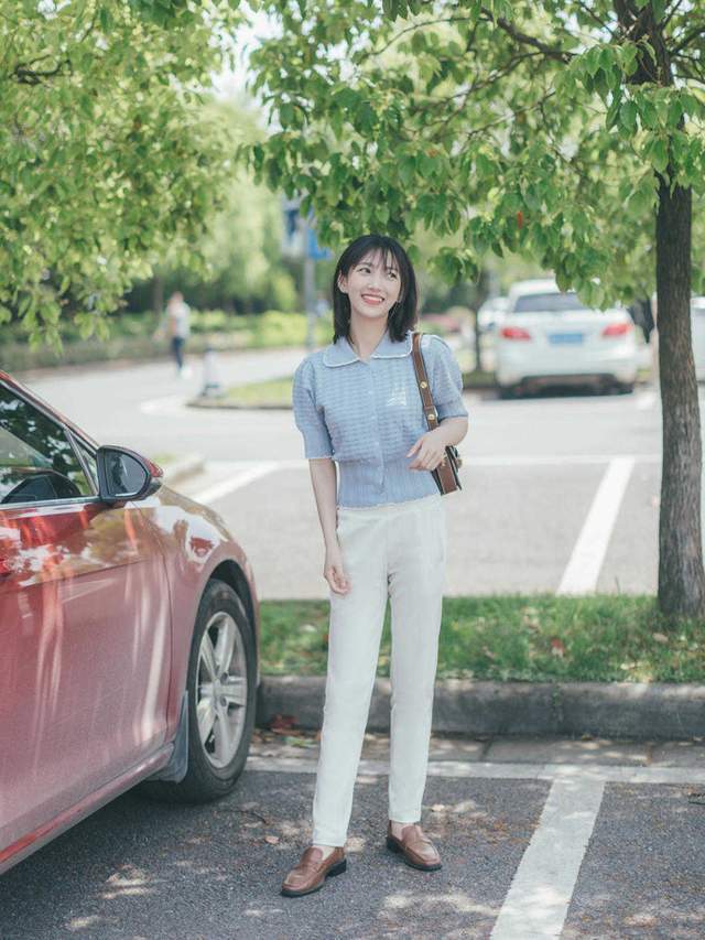 时尚博主|初秋的白裤子依然很“火”，搭配浅蓝色泡泡袖上衣，高级又洋气